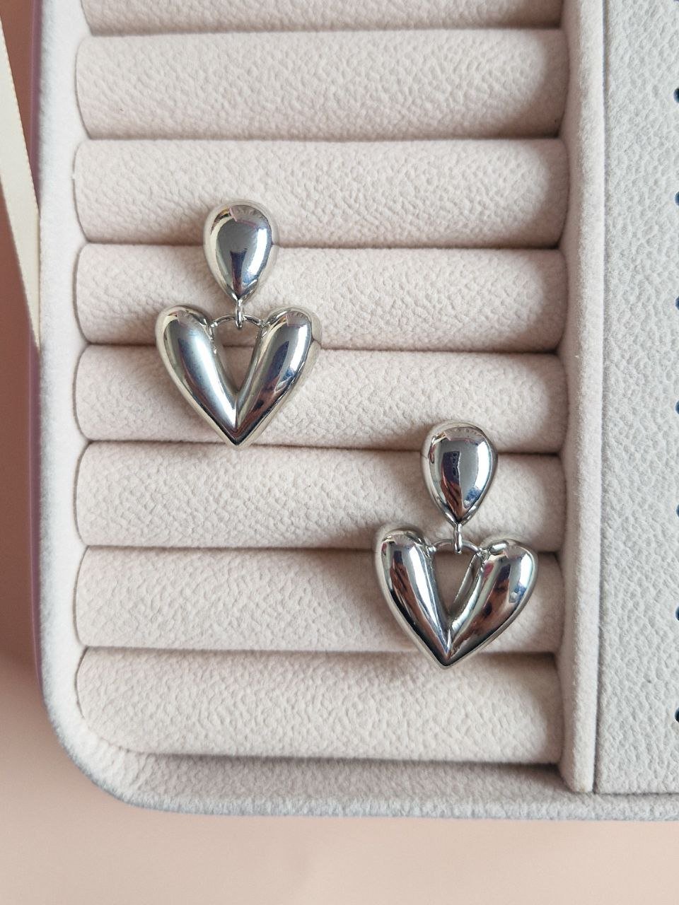 ARETES CORAZÓN PLATEADO